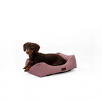 Perro salchicha descansando en una cama Bambino Doggies de cuadros vichy granate con etiqueta de piel personalizada.