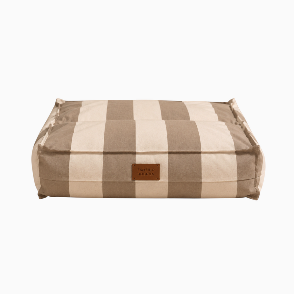 Cama para perros Bambino Doggies Tomaso de rayas beige y blancas, impermeable, desenfundable y con etiqueta de cuero.