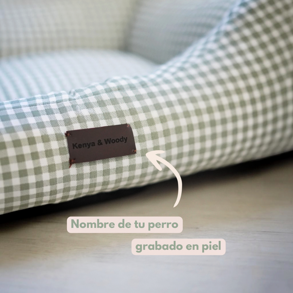 Cama para perros Bambino Doggies con estampado de cuadros vichy verde y etiqueta de piel personalizada con nombre