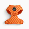 Arnés ajustable para perros Bambino Doggies en color naranja con estampado de cuadros y malla transpirable.