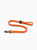 Correa para perros Bambino Doggies naranja con estampado de cuadros, asa acolchada y mosquetón negro giratorio.