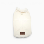 Abrigo de borreguito beige para perros de Bambino Doggies con hebilla en D para correa y cierre de clicks