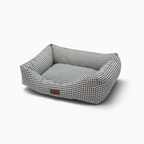 Cama para perros Bambino Doggies con estampado de cuadros vichy en negro y blanco y etiqueta de piel personalizada
