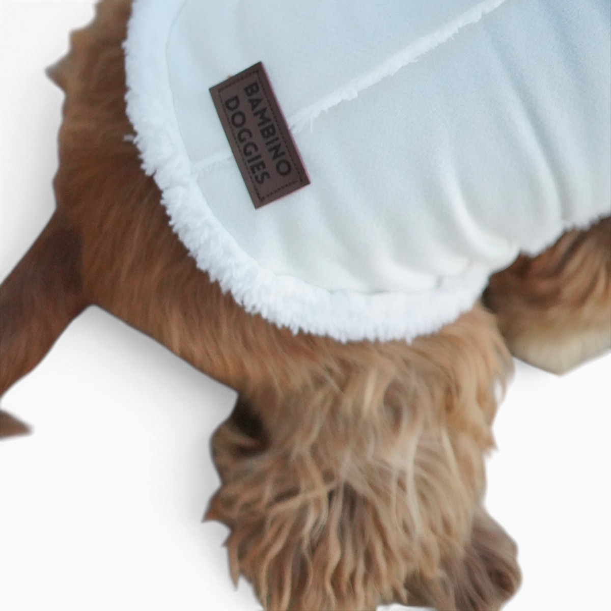 Abrigo de borreguito beige para perros pequeños de Bambino Doggies con etiqueta de marca visible