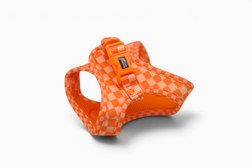 Arnés body Orange de Bambino Doggies con estampado de cuadros naranja, diseño ligero y cierre de click superior.