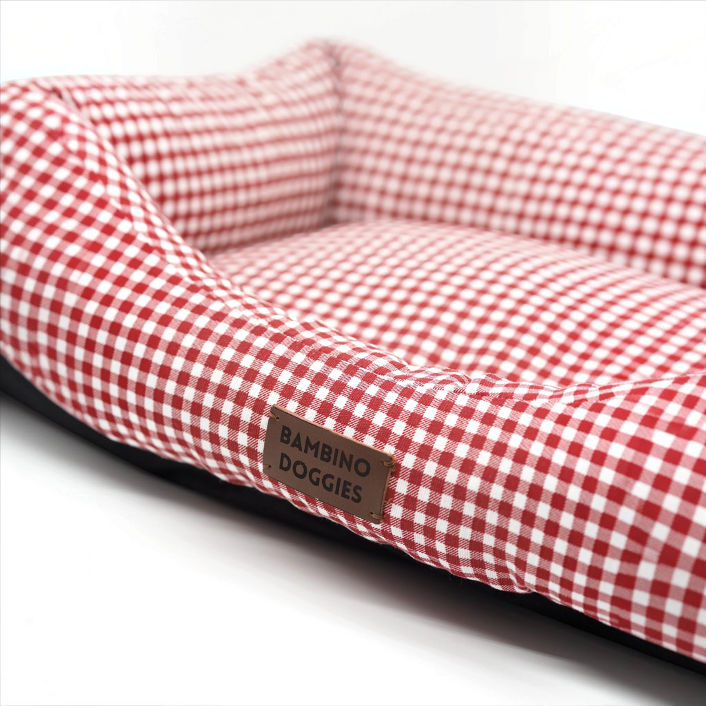 Cama para perros Bambino Doggies con estampado de cuadros vichy granate y etiqueta de cuero personalizada