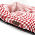 Cama para perros Bambino Doggies con estampado de cuadros vichy granate y etiqueta de cuero personalizada