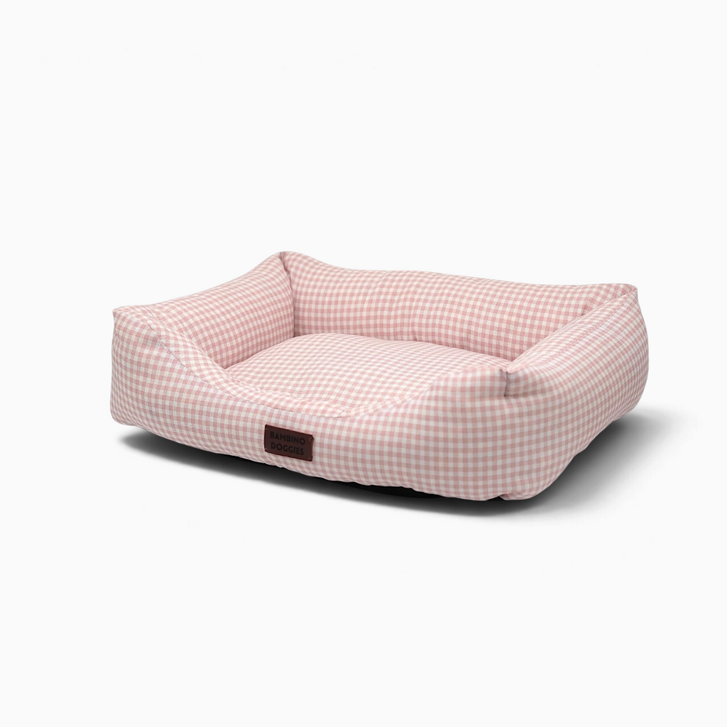 Cama para perros Bambino Doggies de tela vichy rosa con relleno mullido y etiqueta de piel personalizada