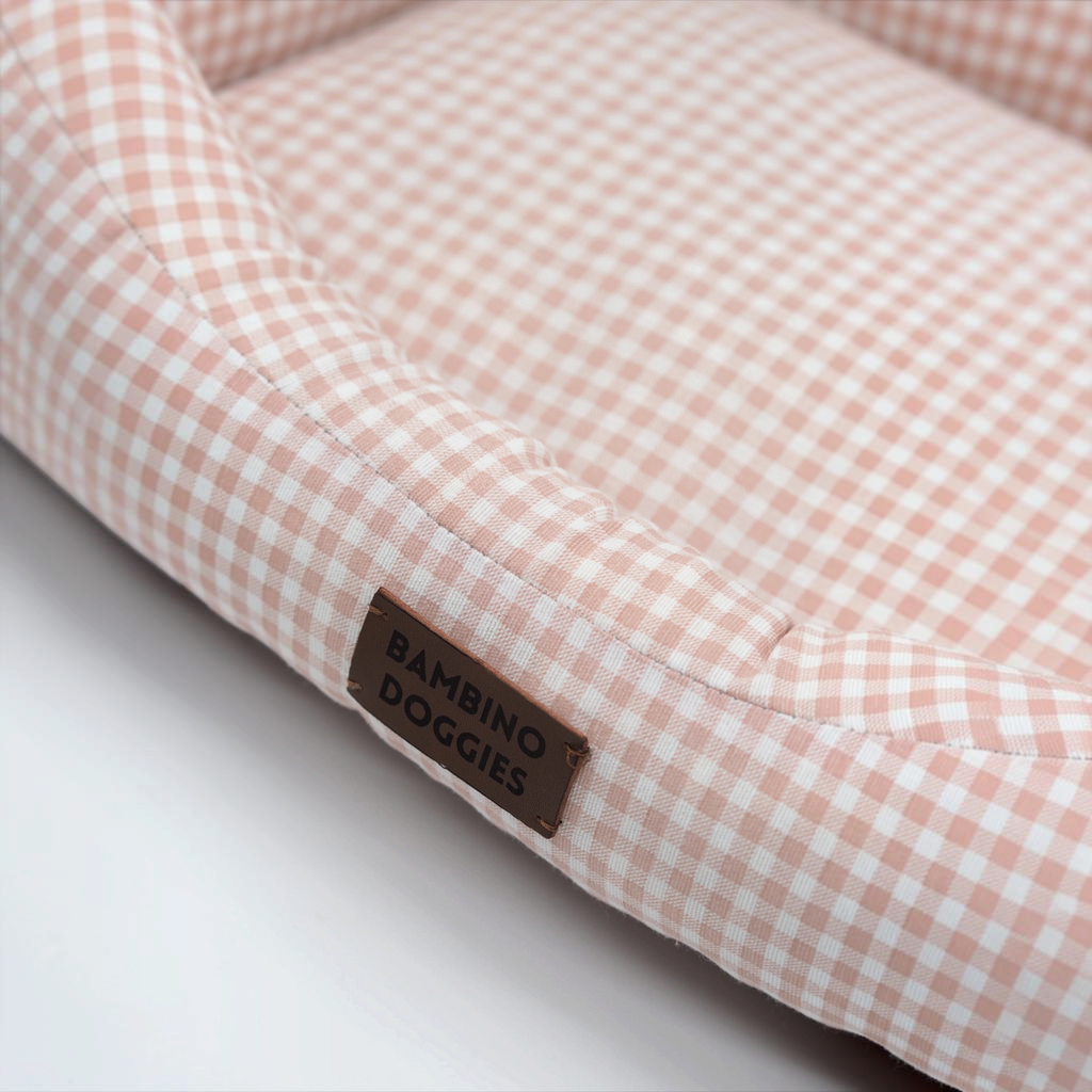 Cama para perros Bambino Doggies con estampado de cuadros vichy en color rosa y etiqueta de piel grabada