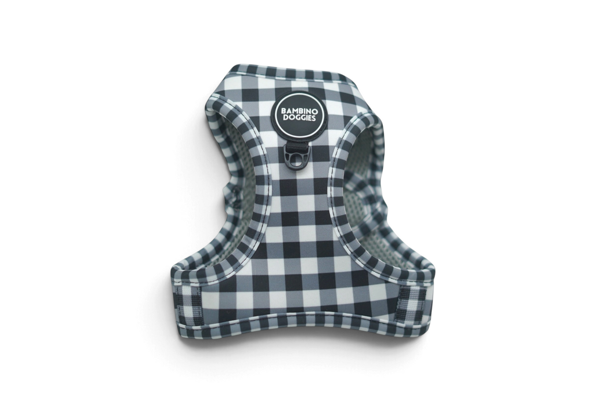 Arnés body Bambino Doggies con estampado de cuadros vichy en color negro y blanco, diseño ligero y fácil de colocar.